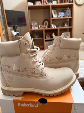 Timberland Women's Light Beige Floral Lace-Up Boots